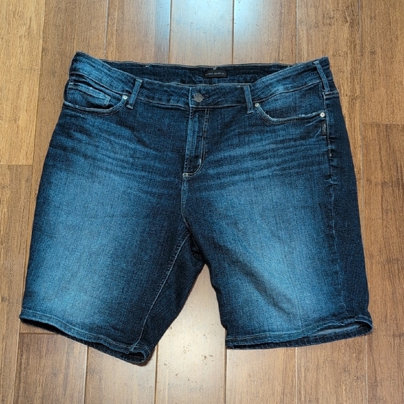 Silver Jeans  Elyse Mid Rise Comfort Fit Bermuda Denim Shorts - Picture 1 of 8